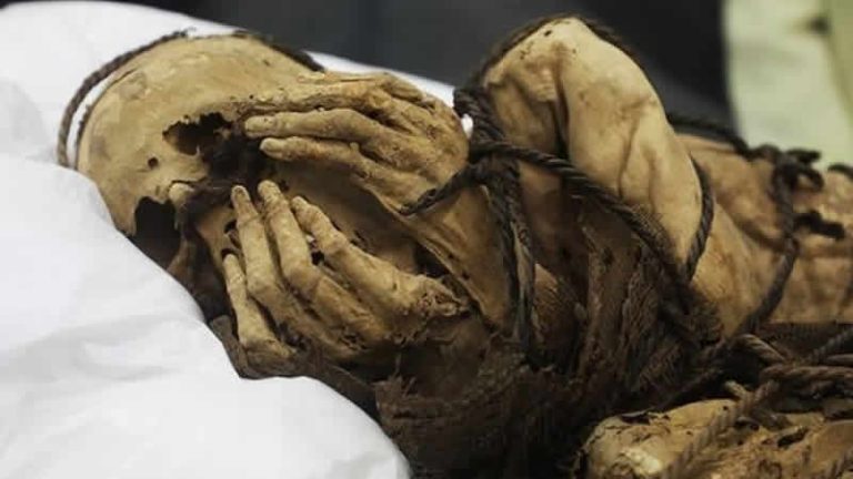 Peru’da yeraltı mezarında bulunan iple bağlı bin yıllık mumya kime ait?