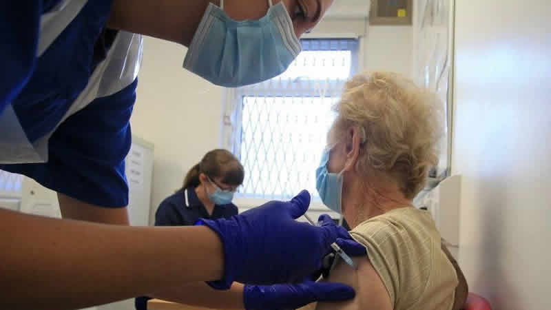 75 yaş üstü ve yüksek risktekiler için ilkbaharda güçlendirici doz verilecek