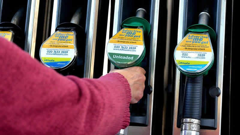 Birleşik Krallık’ta benzin ve motorin fiyatları yeni rekor seviyeye ulaştı