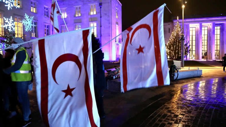 Britanyalı Kıbrıslı Türkler’den ayrımcılığa karşı 2. bayrak protestosu