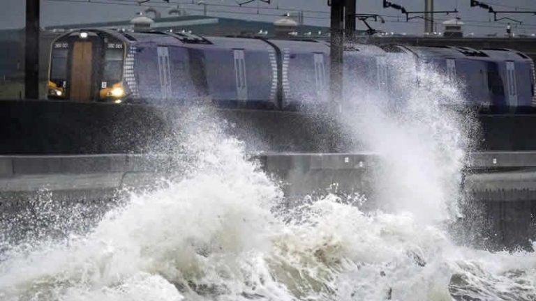 Dudley Fırtınası nedeniyle tren seferleri iptal ediliyor