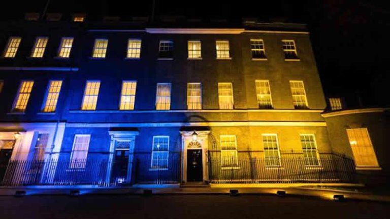 İngiltere Başbakanlık Ofisi binasına Ukrayna bayrağının renkleri yansıtıldı