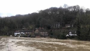 İngiltere’de sel ve daha fazla yağmur kurtarma çabalarını engelliyor