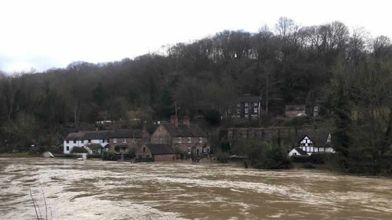 İngiltere’de sel ve daha fazla yağmur kurtarma çabalarını engelliyor