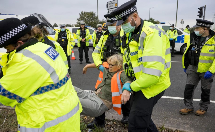 İngiltere’de yolu trafiğe kapatan 5 çevreciye hapis cezası