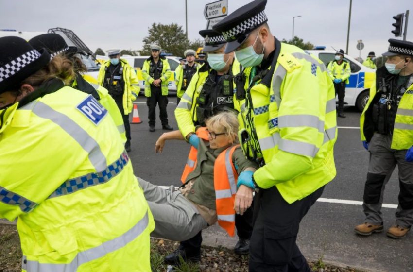  İngiltere’de yolu trafiğe kapatan 5 çevreciye hapis cezası