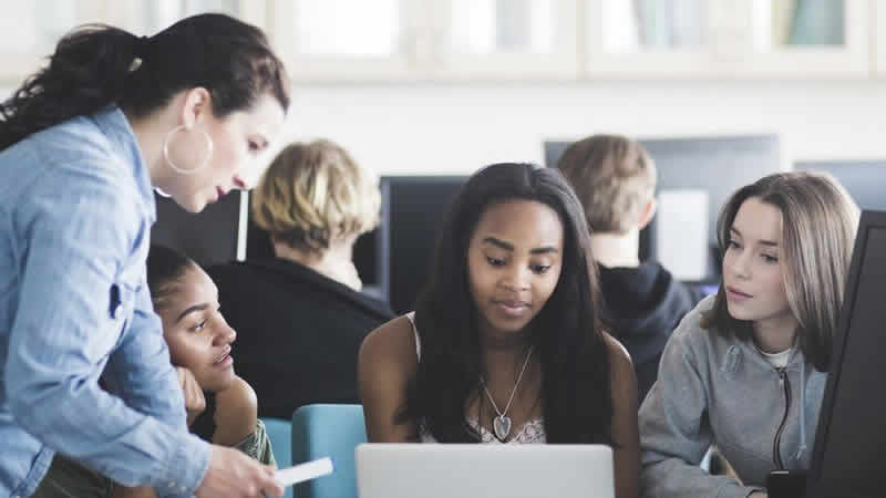 İngiltere’deki okullarda önyargılı öğretimi önlemek için kılavuz yayınlandı