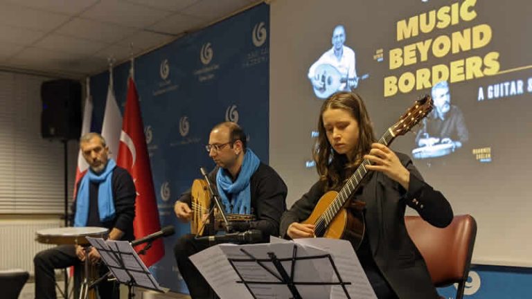 Londra Y. Emre Enstitüsü “Sınırların Ötesinde Müzik: Gitar ve Ud Harmonisi” konseri düzenledi