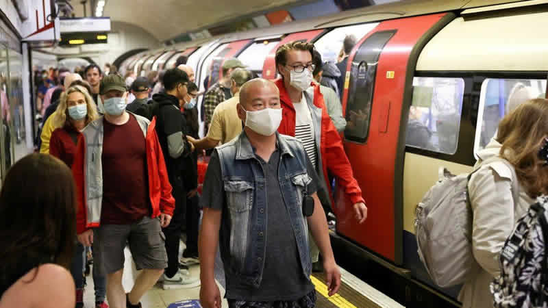 Londra’da Metro Seferleri Kademeli Olarak Başladı