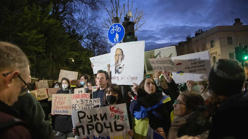 Londra’da savaş karşıtları Rusya’yı protesto etti