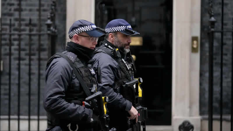 Polis yasaklı partilerle ilgili Boris Johnson’ın kapısını çaldı