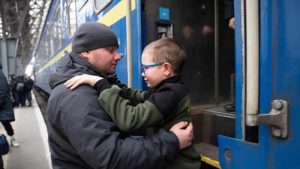 Ukrayna sınırında babalarına veda eden çocukların görüntüleri yürek burktu