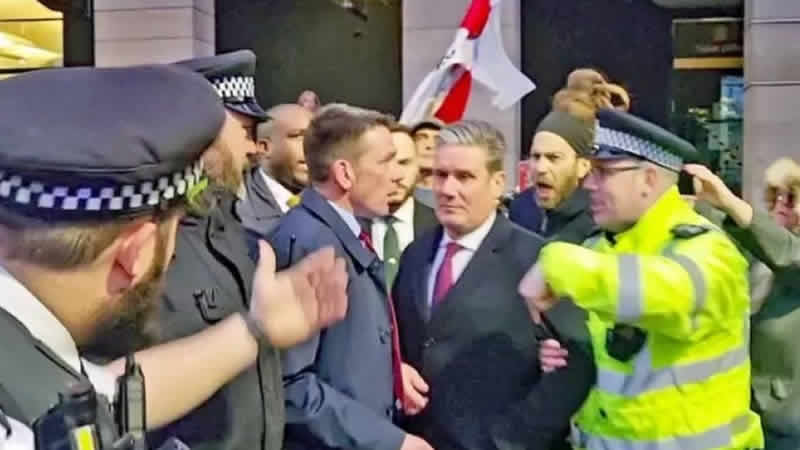 İşçi Partisi lideri Keir Starmer’a karşı yapılan protestoda 2 kişi tutuklandı