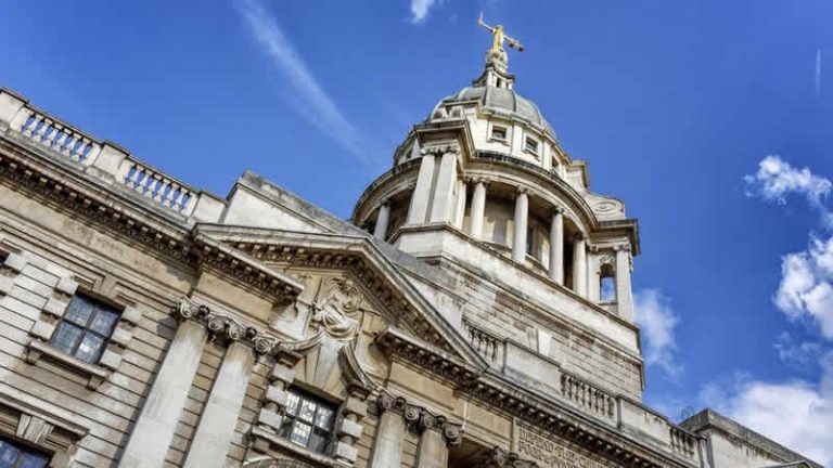 İngiltere’de Skandal: Göçmenlerden Mal ve Para Çalan Altı Memur Tespit Edildi