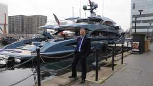 Bakan Shapps, Rus milyarderin el konulan lüks yatı önünde poz verdi