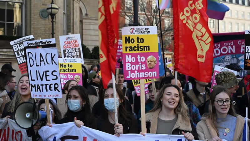 Başkent Londra’da halk ırkçılığa karşı sokağa indi