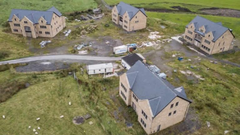 Bolton’da planlama yönetmeliklerine aykırı inşa edilen 5 ev yıkıldı