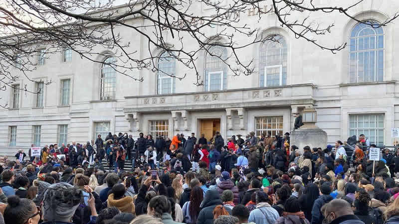 Doğu Londra’da siyahi kız öğrenciye çıplak arama yapılmasına tepkiler büyüyor