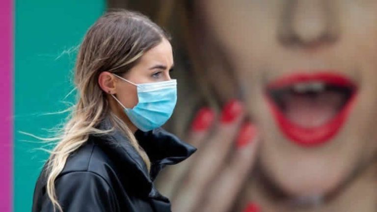 Galler’de ulaşımda ve mağazalarda maske zorunluluğu sona eriyor