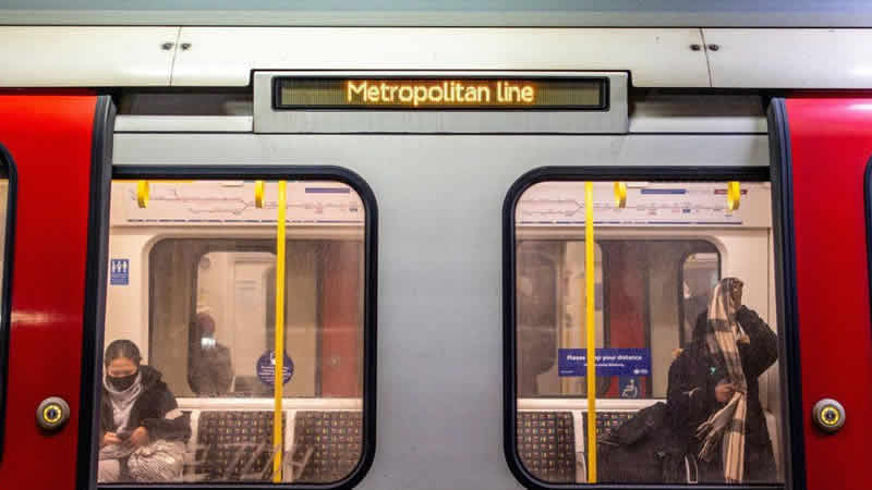 Greve giden Londra Metrosu çalışanları istedikleri zammı aldılar