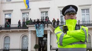 İngiltere’de Rus milyarderlerin villaları işgal edildi