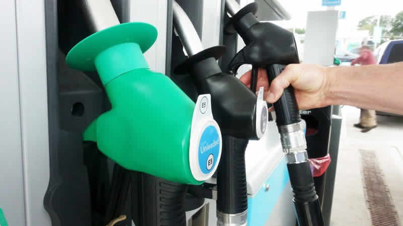  İngiltere’de akaryakıt vergisi litre başına 5 peni düşürüldü