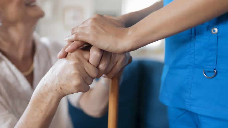 İngiltere’de bakımevi çalışanları için Covid aşıları zorunlu olmaktan çıkıyor