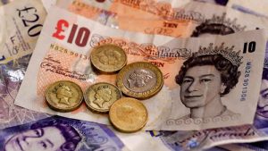 İngiltere’de halk artan hayat pahalılığı karşısında giderlerini kısmaya başladı