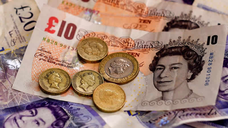 İngiltere’de halk artan hayat pahalılığı karşısında giderlerini kısmaya başladı