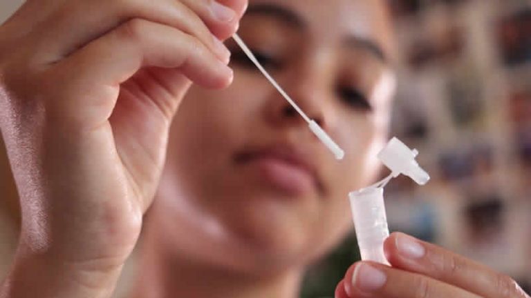 İngiltere’de ücretsiz Covid testlerinin son günü endişeleri artırıyor