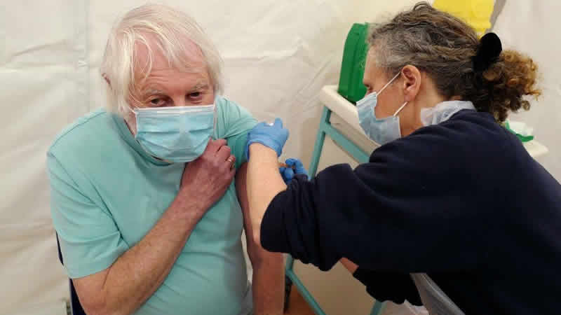 İngiltere’de yaşlılara ve savunmasız kişilere Covid bahar desteği sunulacak