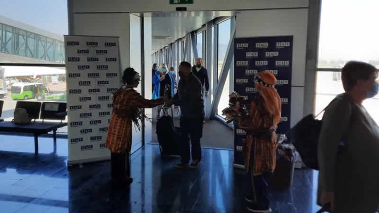 İngiltere’den Bodrum’a giden yolcular çiçeklerle karşılandılar