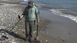 İngiltere’den Mersin’e giden çift dedektörle kayıp eşya arıyor