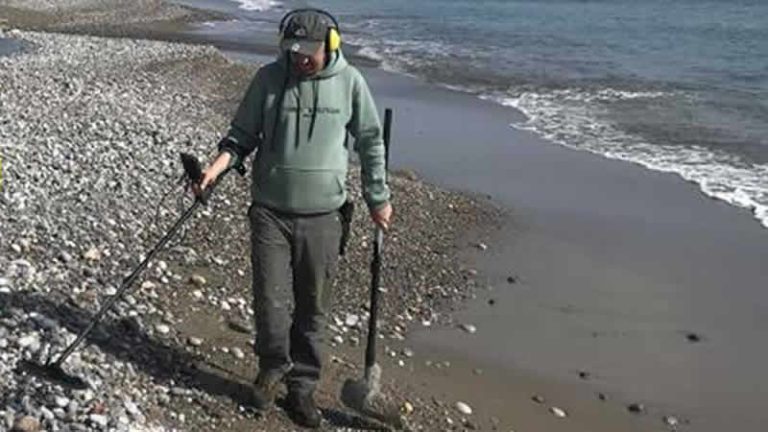 İngiltere’den Mersin’e giden çift dedektörle kayıp eşya arıyor