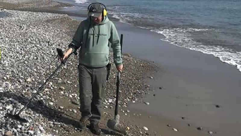 İngiltere’den Mersin’e giden çift dedektörle kayıp eşya arıyor