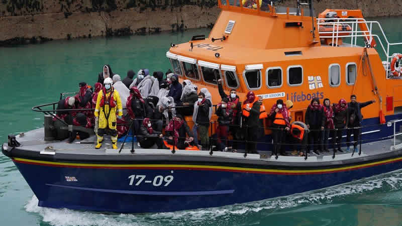 İngiltere’ye bir günde 395 kaçak göçmen giriş yaptı