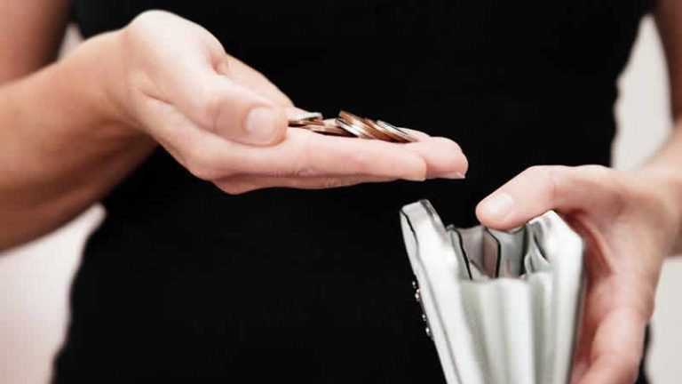 İnsanların beşte biri artan maliyetler nedeniyle bu yıl borçlanmayı bekliyor