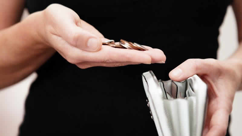 İnsanların beşte biri artan maliyetler nedeniyle bu yıl borçlanmayı bekliyor