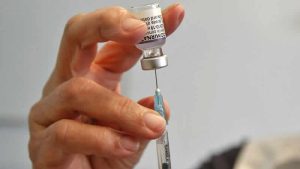 İskoçya’da klinik olarak savunmasızlara dördüncü  Covid-19 aşısı sunulacak