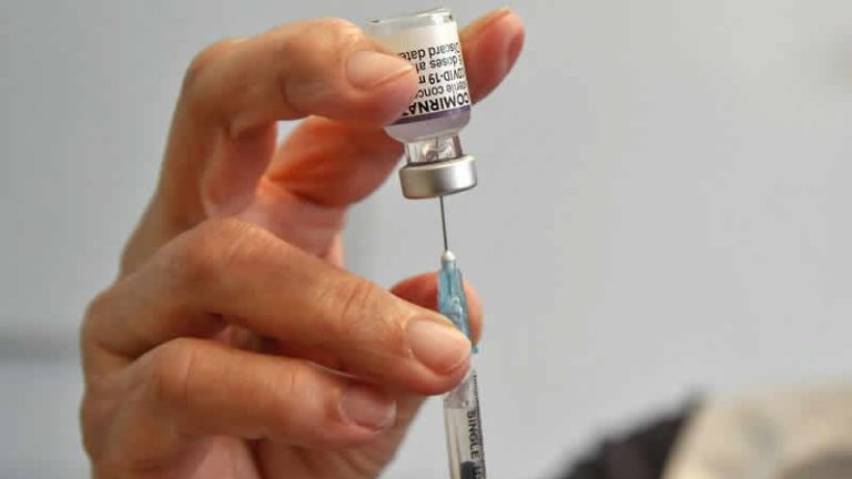 İskoçya’da klinik olarak savunmasızlara dördüncü  Covid-19 aşısı sunulacak