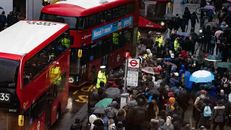 Londralılar metro grevinin ardından ciddi aksamalarla karşı karşıya