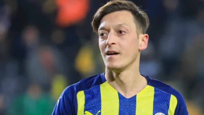 Mesut Özil’in kadro dışı bırakılması İngiliz basınında geniş yer buldu