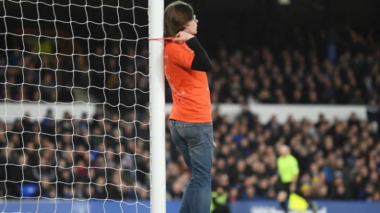 Premier Lig’de görülmemiş olay! Kendini kale direğine kelepçeledi