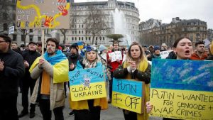 Yüzlerce kişi Ukrayna işgalini protesto etmek için Trafalgar Meydanı’nda toplandı