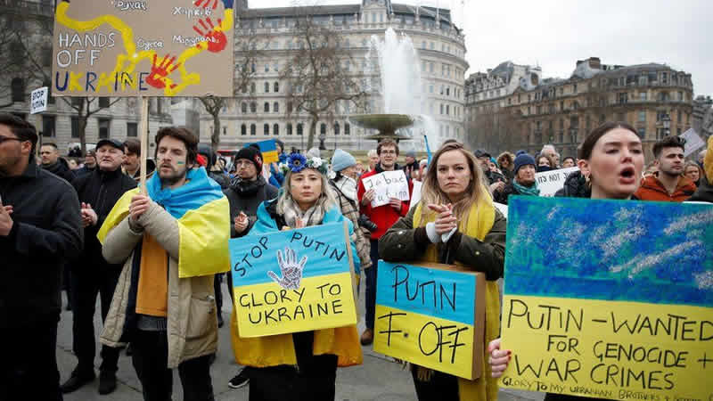 Yüzlerce kişi Ukrayna işgalini protesto etmek için Trafalgar Meydanı’nda toplandı