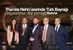 Thames Nehri üzerinde Türk bayrağı dalgalanırken iftar yemeği