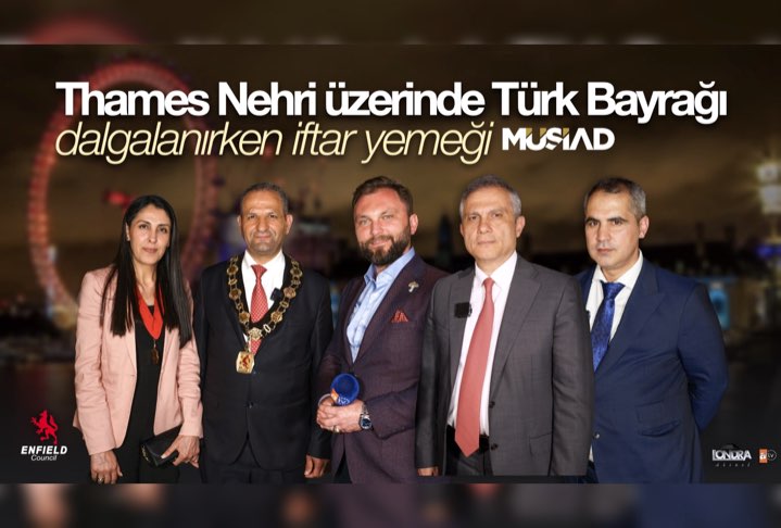 Thames Nehri üzerinde Türk bayrağı dalgalanırken iftar yemeği