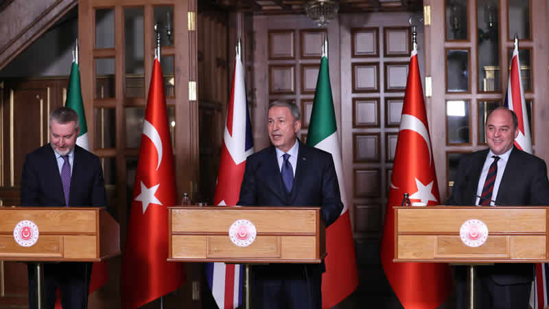 Hulusi Akar, İtalya ve İngiltere savunma bakanlarıyla görüştü