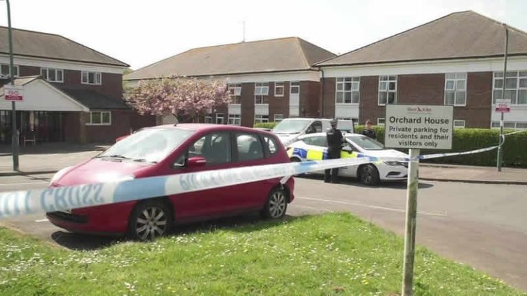 Buckinghamshire’da 2 farklı evde bulunan 3 cesedin sırrı hala çözülemedi