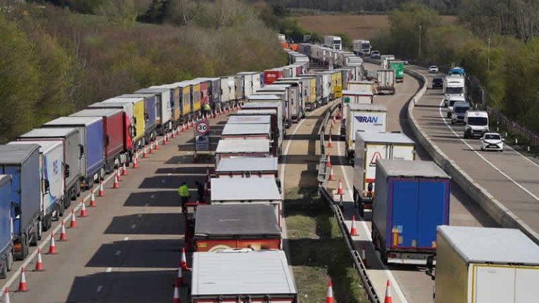 Dover’da kuyrukta bekleyen nakliyeciler,  bozulabilir mallar için öncelik istiyor